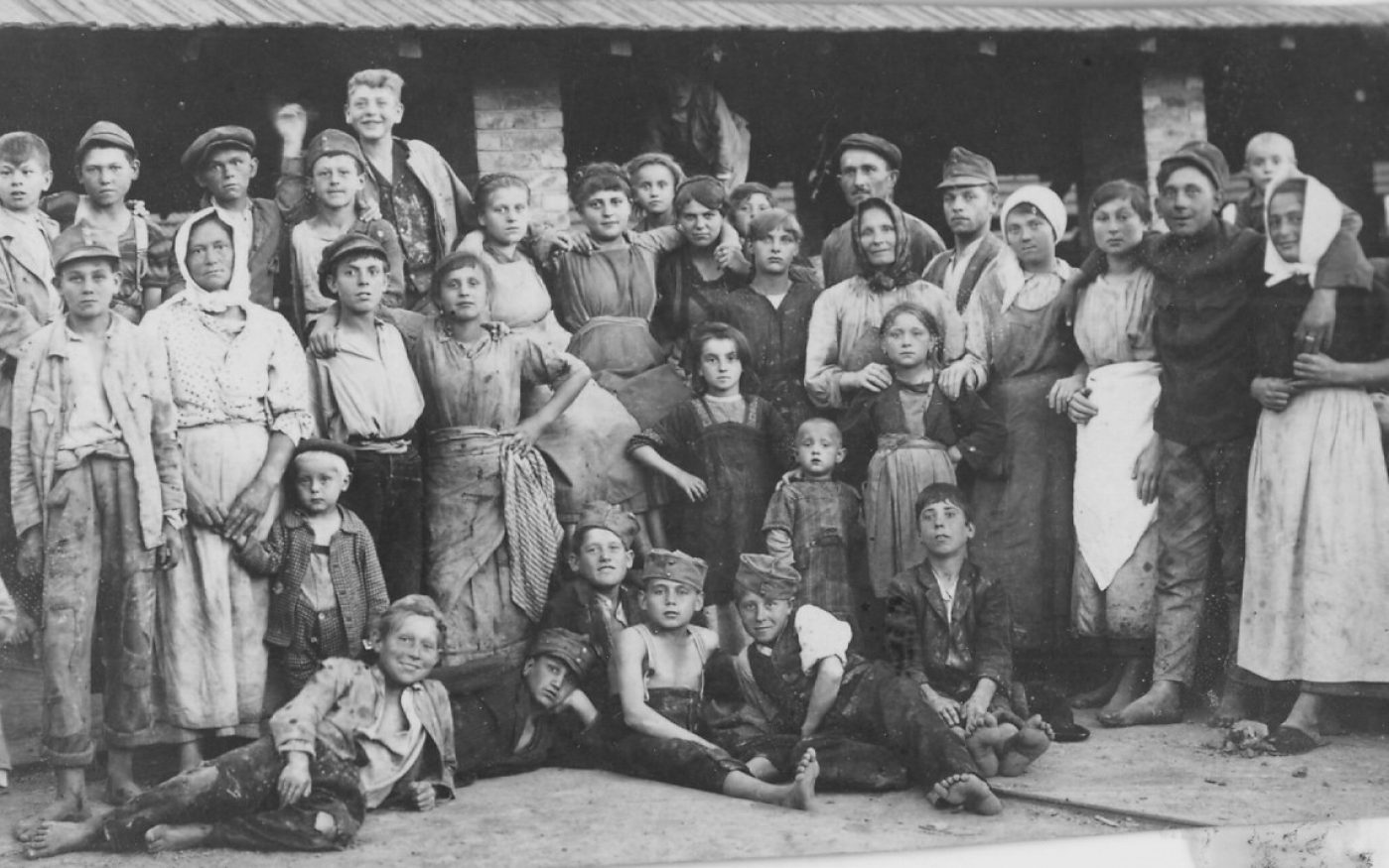 Image of Wienerberger brick workers at the factory.