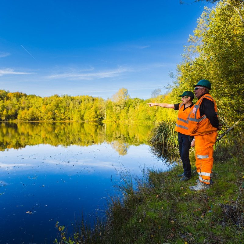 Two wienerberger employees at the edge of lake on Ewhurst site