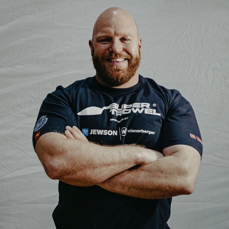 Jack Dawson smiling at the camera with his arms crossed