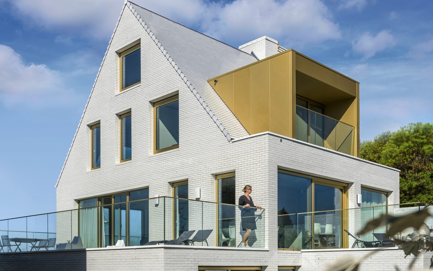 Modern detached home in white glazed brick