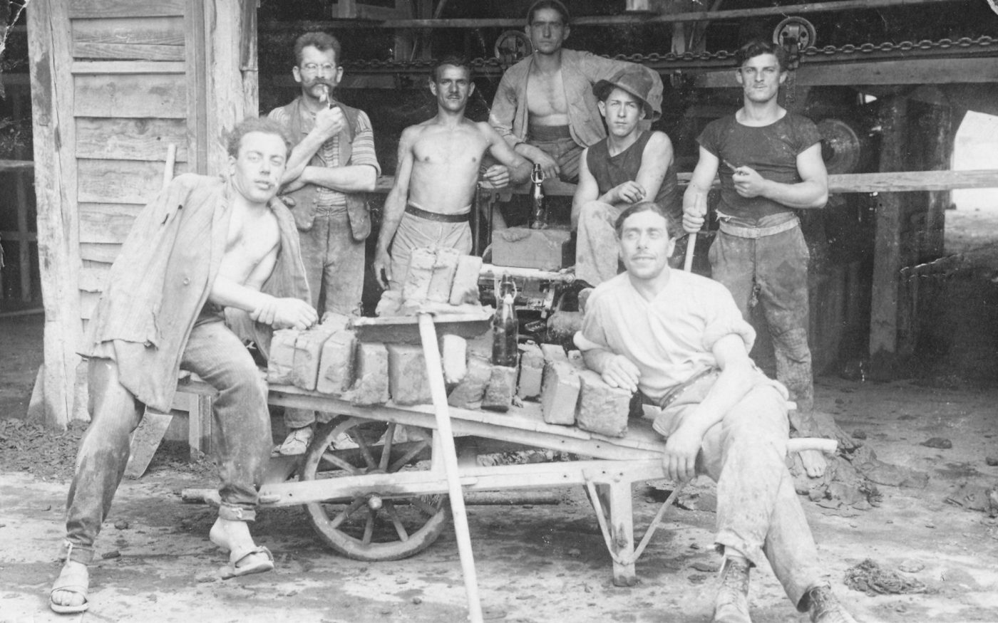 Old photo of workmen making bricks in Vienna