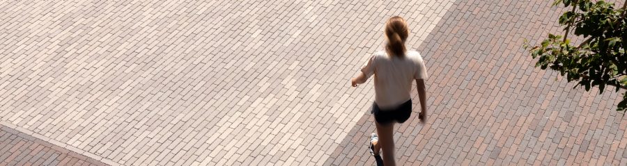 Apotheek Debruyne-Desrumaux, Apothekenvorplatz, Parkplatz, Freiflächen, Platzgestaltung, Aquata, Pflasterklinker, wasserdurchlässig, versickerungsfähig, Läuferverband, Landschaftsgestaltung, Brügge, Belgien, Watelle tuinen & landschappen, Oedelem