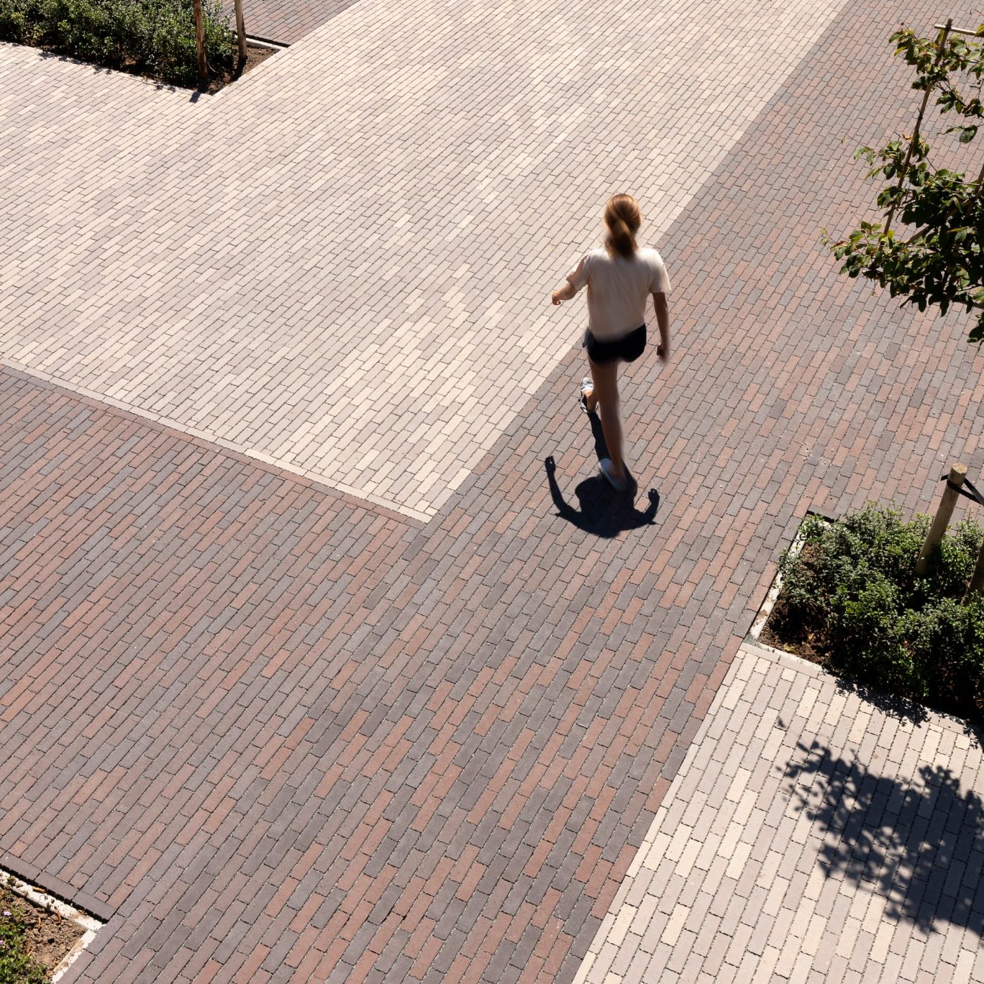 Apotheek Debruyne-Desrumaux, Apothekenvorplatz, Parkplatz, Freiflächen, Platzgestaltung, Aquata, Pflasterklinker, wasserdurchlässig, versickerungsfähig, Läuferverband, Landschaftsgestaltung, Brügge, Belgien, Watelle tuinen & landschappen, Oedelem