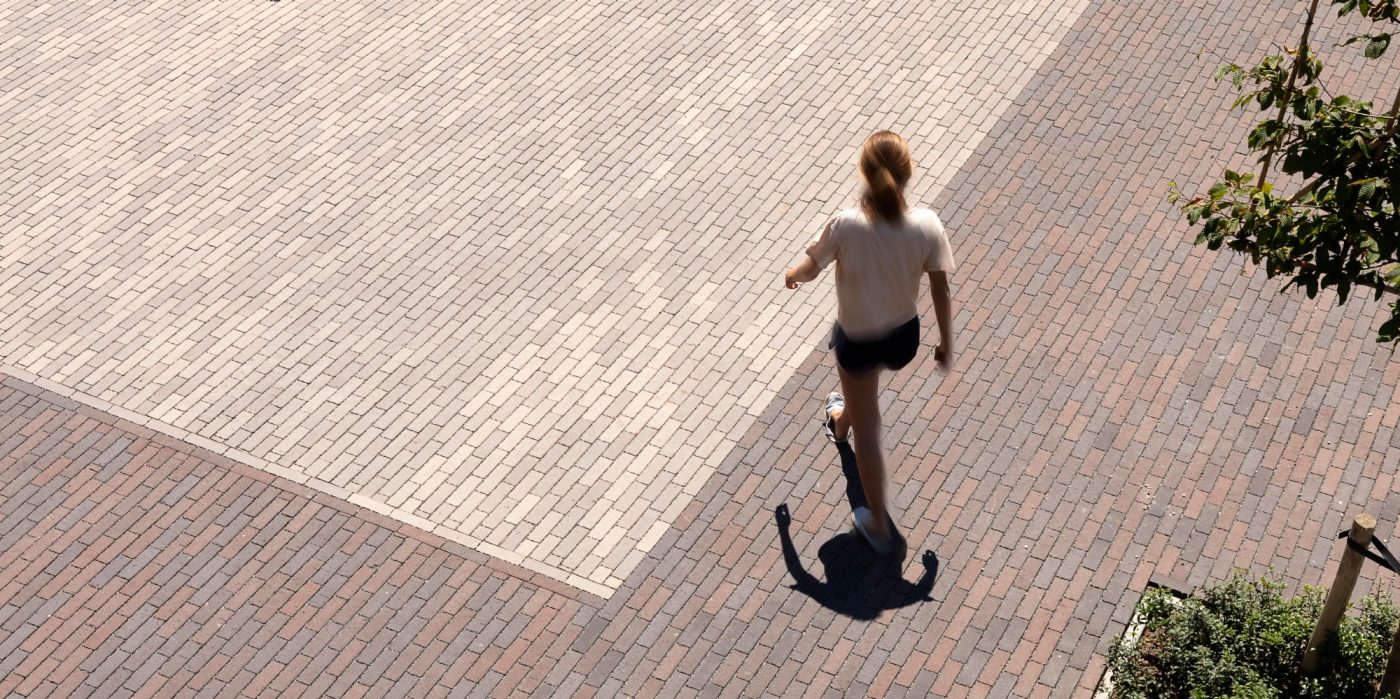 Apotheek Debruyne-Desrumaux, Apothekenvorplatz, Parkplatz, Freiflächen, Platzgestaltung, Aquata, Pflasterklinker, wasserdurchlässig, versickerungsfähig, Läuferverband, Landschaftsgestaltung, Brügge, Belgien, Watelle tuinen & landschappen, Oedelem