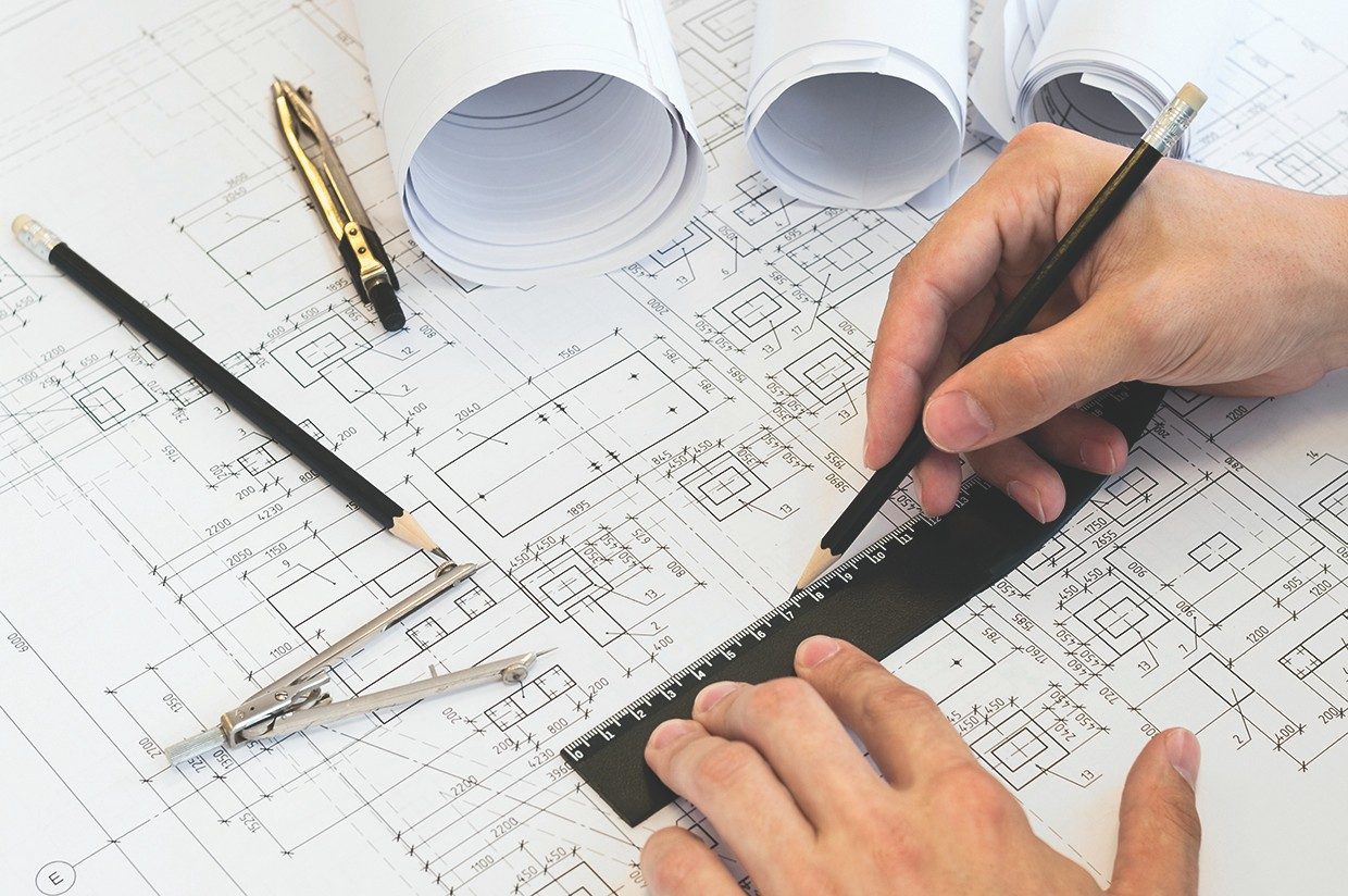 Engineering drawing. Проектирование. Проектировка, составление чертежей. Архитектор чертит проект. Проектирование и разработка.