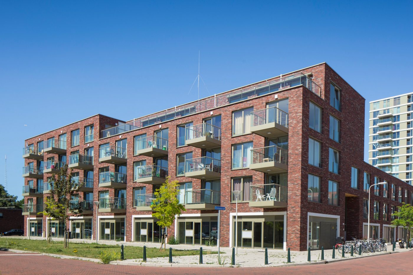 Redstone-serie Redstone and Redstone Rainbow, and Klampaert-serie Klampaert Classic Blue HV WF | New Construction Apartment Complex Il Vetro | Corner Dedemsvaartweg - Meppelweg, The Hague | Architect: Klunder Architecten, Rotterdam | Contractor: Schouten, Leidschendam | Client: Ceres Projecten | Photographer: Marcel Willems, Den Bosch | Completion Date: 2012-01-01
