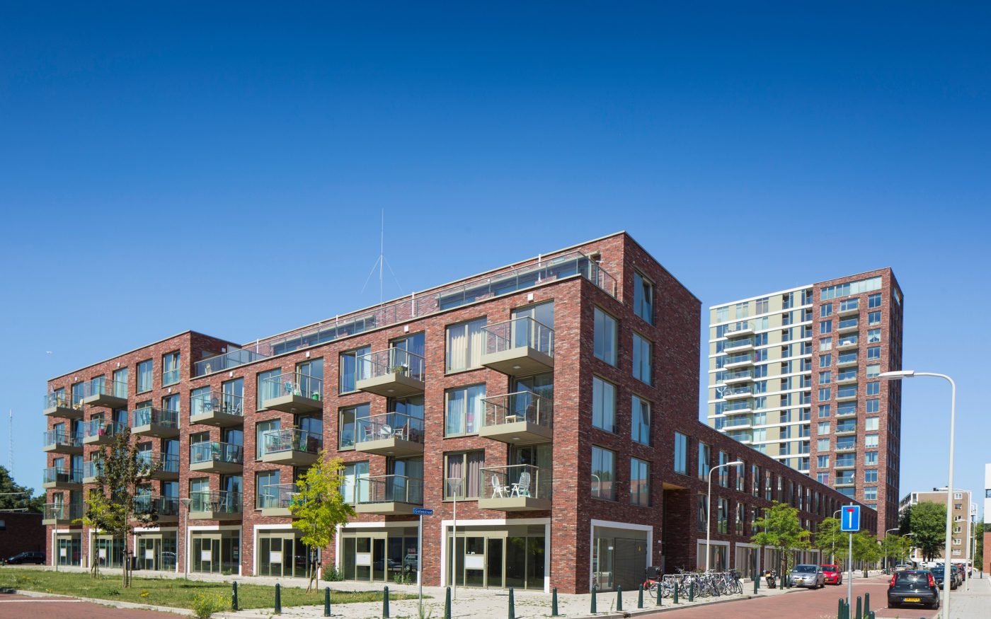 Redstone-serie Redstone and Redstone Rainbow, and Klampaert-serie Klampaert Classic Blue HV WF | New Construction Apartment Complex Il Vetro | Corner Dedemsvaartweg - Meppelweg, The Hague | Architect: Klunder Architecten, Rotterdam | Contractor: Schouten, Leidschendam | Client: Ceres Projecten | Photographer: Marcel Willems, Den Bosch | Completion Date: 2012-01-01
