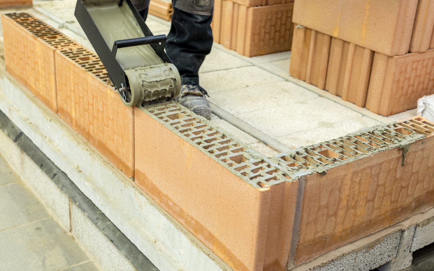 Using a mortar roller on Porotherm clay blocks