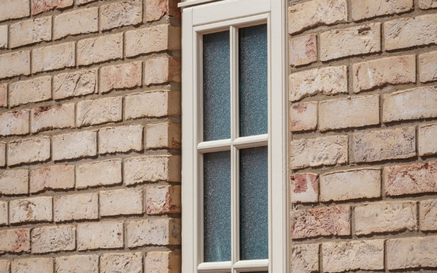 Hathersage Blend brick detail and cream traditional window frame