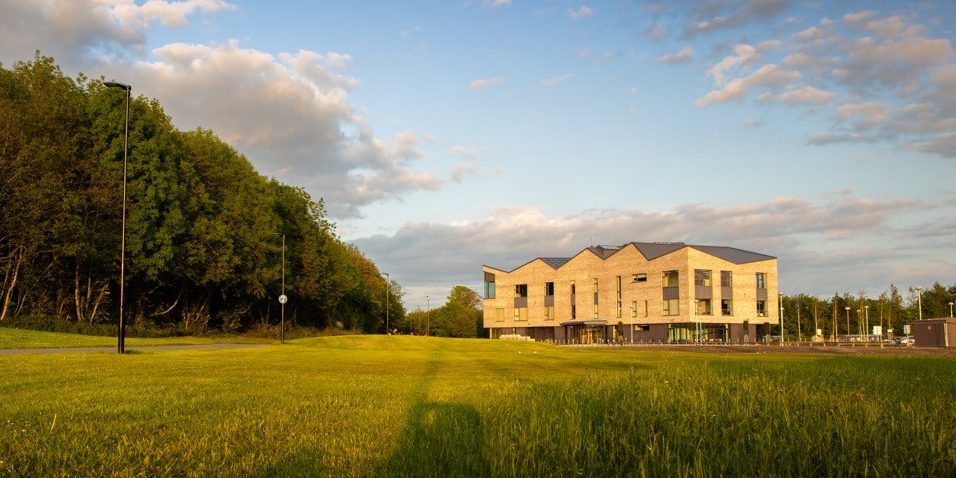 Bronsgroen balanced with the Staffordshire Smooth Blue brick. 