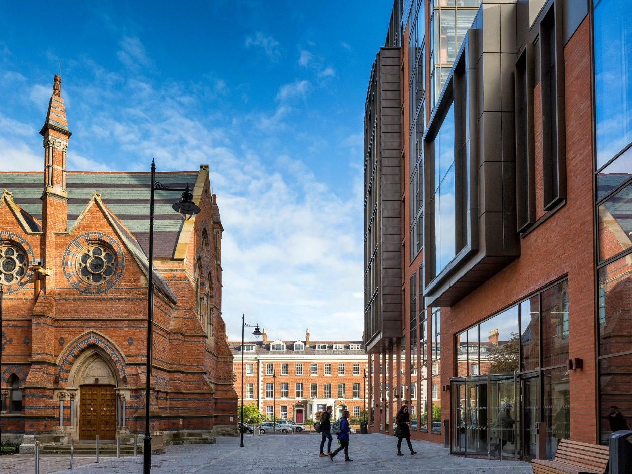 Students walking to entrance of Queen's University building