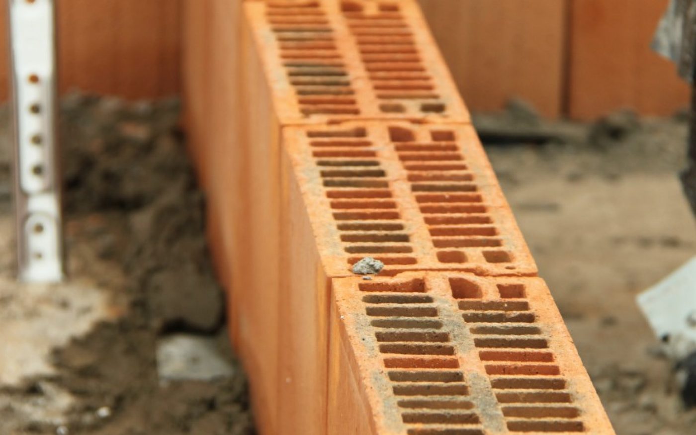 Man laying Porotherm clay blocks