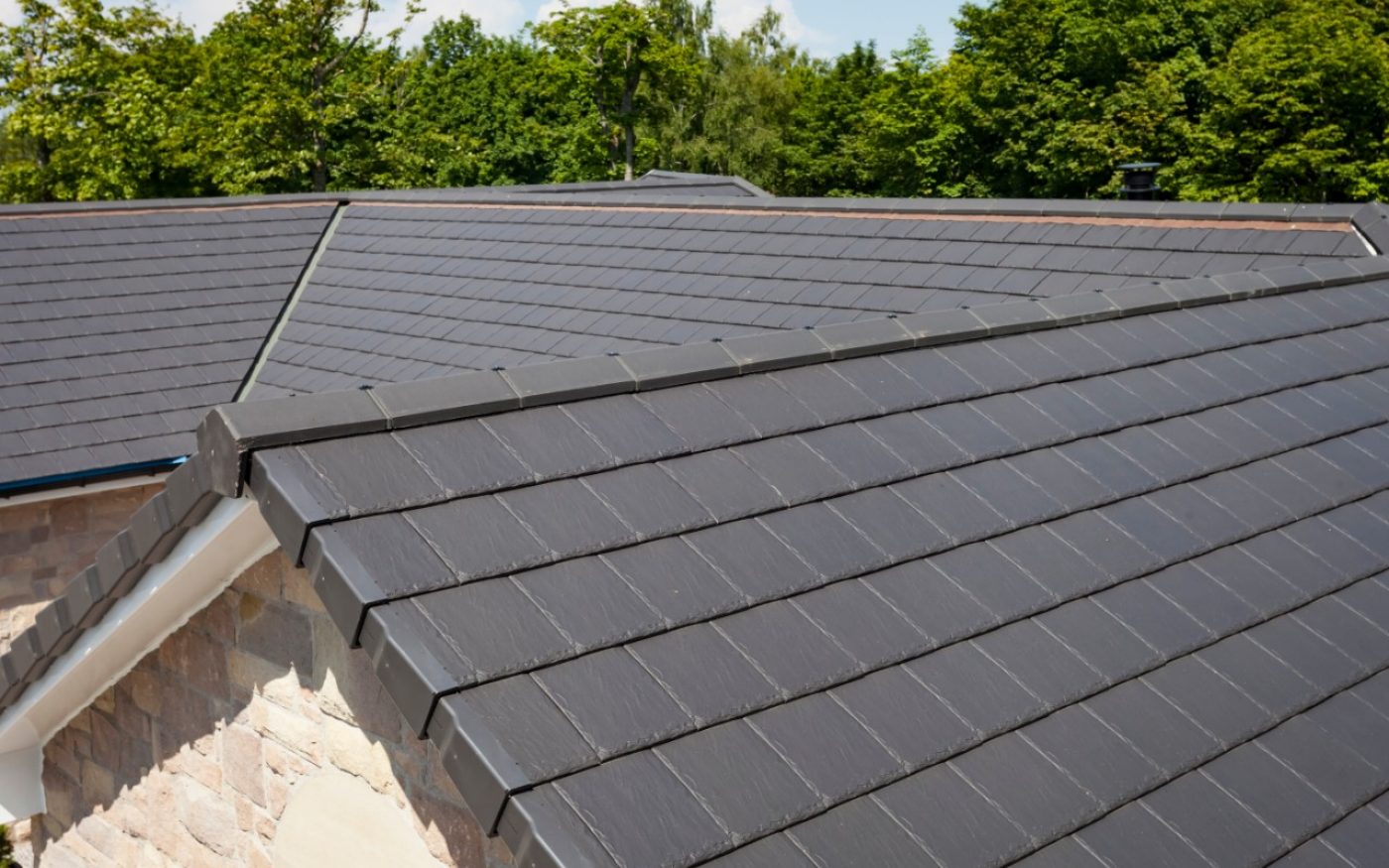 Roof with clay roof tiles