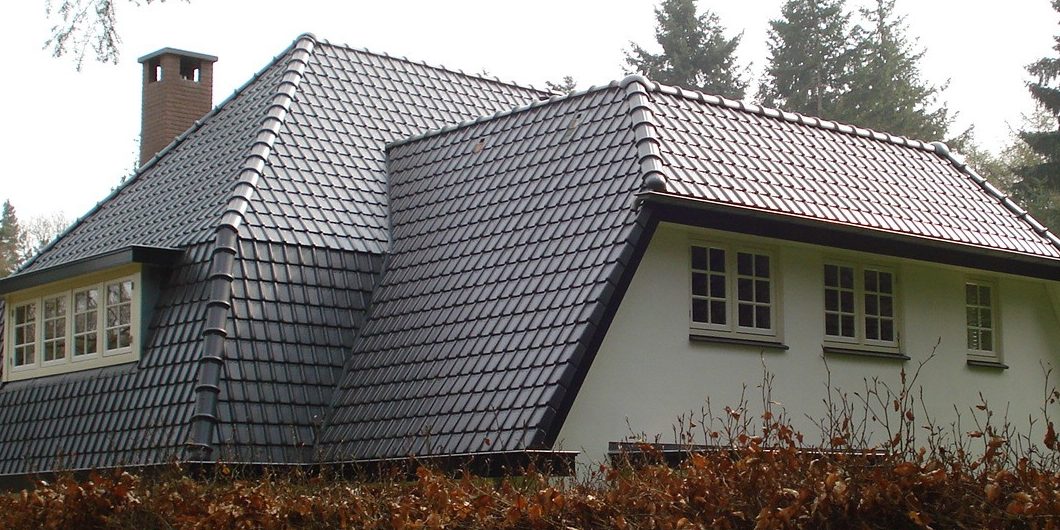 TdN44 leikleur mat verglaasd. Dakrenovatie vrijstaande woning, Maarnse Grindweg 20c, Maarn. Handelaar Schoute Veenendaal. Aannemer Legemaat & van Elst. ca. 4.500 dakpannen. maart 2014.