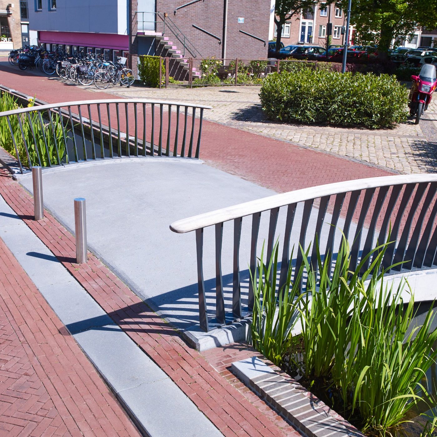 Inspire! project 01-2019 St-Jansbeek Arnhem. Client: township Anrhem. Design/Architect: Buro Poelmans Reesing landschapsarchitectuur, Arnhem. Contractor: Gebra Infra BV, Arnhem; Hoornstra Infrabouw, Doesburg; GMB, Opheusden. Year of completion: 2016-2018. Pavers: Paviona DF and Nostalgie wasserstrich WF