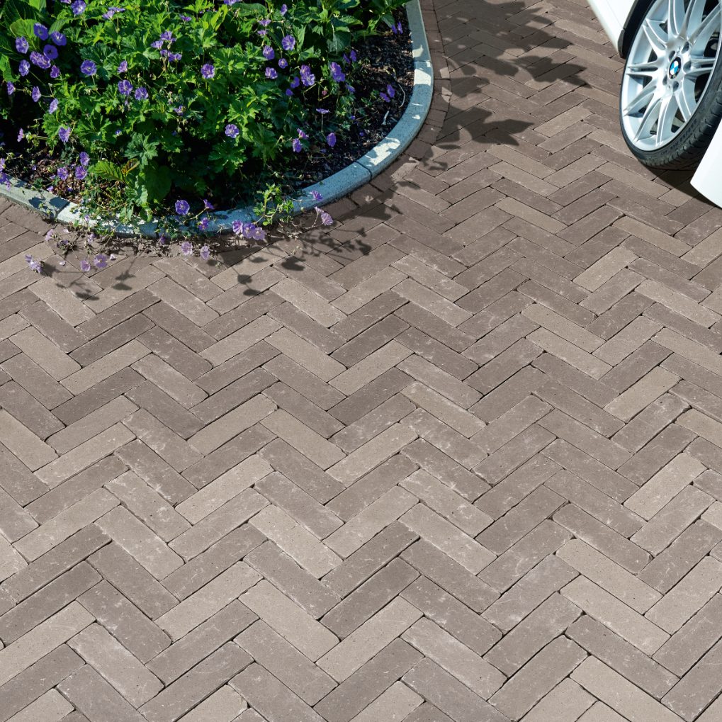 paver, penter, paving stone, plants, car, lotis getrommelt, 28870 Fischerhude, Landstr. 30, house entrance, front yard, garage court, garage, garagenhof