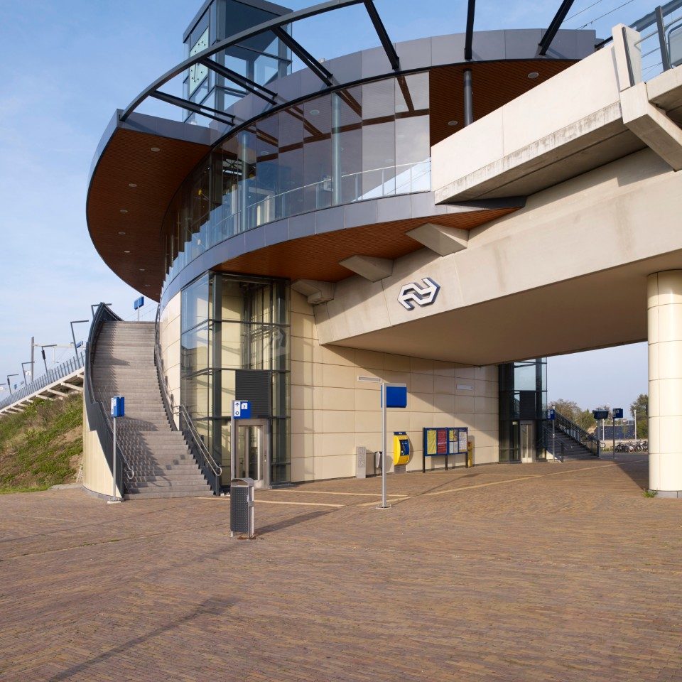 New station and junction | Lent, Nijmegen | Pavers: Auraton WF and DF | Architect and implementer: Heijmans, Rosmalen | Client: Township Nijmegen