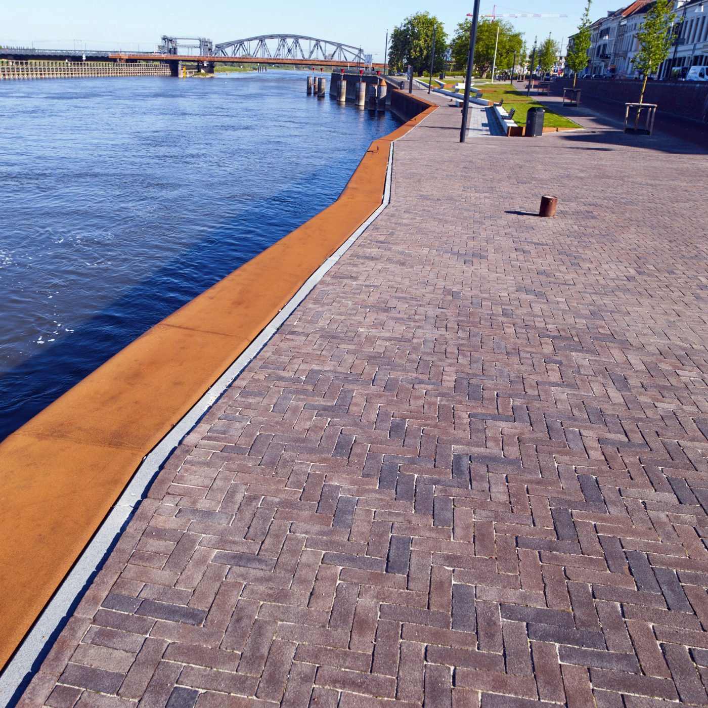 Inspire! 01-2019 project - IJsselkade, Zutphen Hosper. Client: township Zutphen. Design/Architect: HOSPER landschapsarchitectuur en stedenbouw, Haarlem. Bestek: Roelofs advies & ontwerp, Den Ham.  Contractor: Combinatie NTP Infra/De Klerk V.O.F.. Year of completion: 2017-2018. Pavers: Basalt, Padova and Argenti DF
