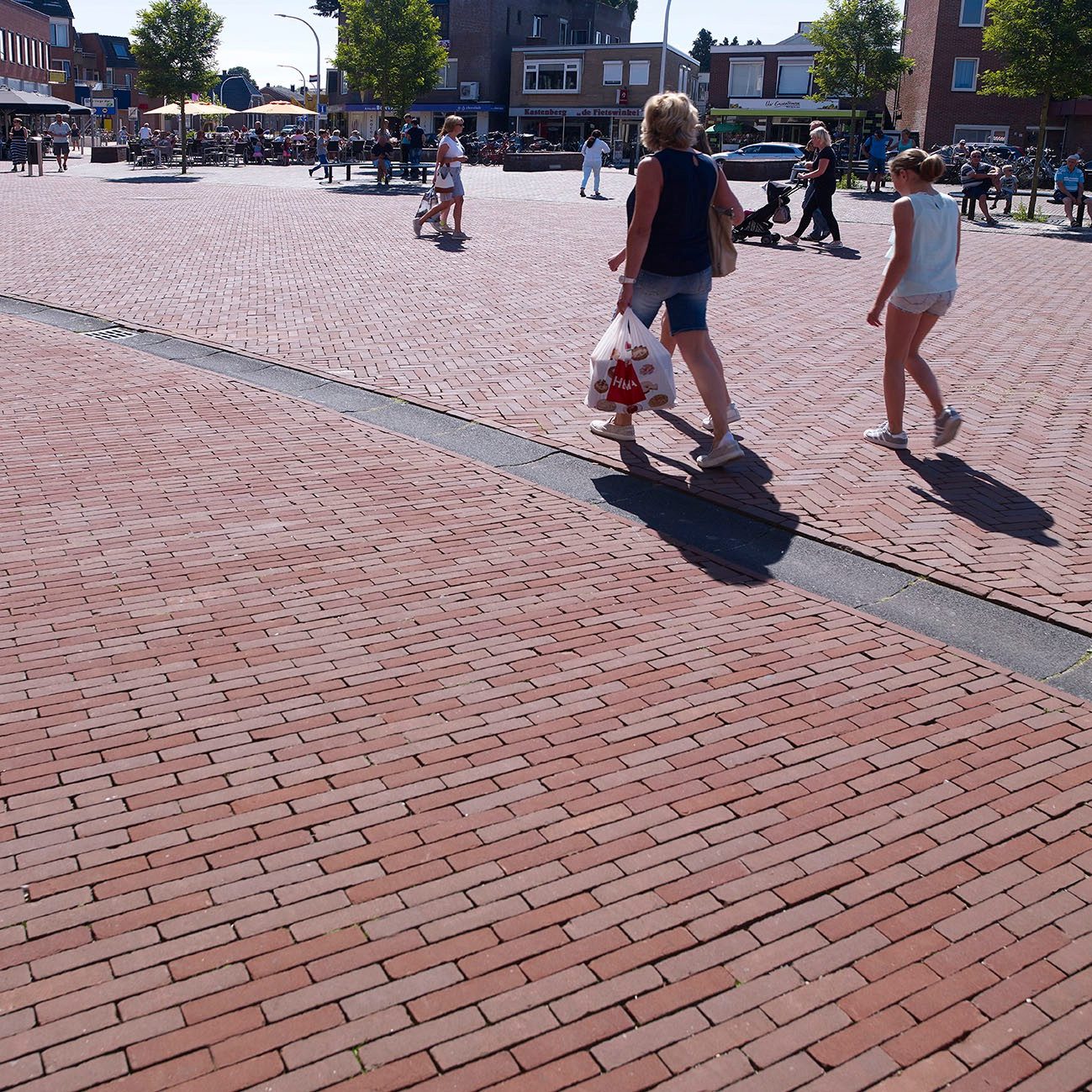 Rijssen Center Ring. Client Gemeente Rijssen-Holten. Pavers Bruno, Nero, Brons WS getrommeld DF, Argenti, Hemelsblauw verglaasd DF. Year of completion 2015-2016. Architect Roelofs Advies & Ontwerp, Den ham. Atelier Overijssel, Zwolle. Aannemer Netters Infra, Deventer