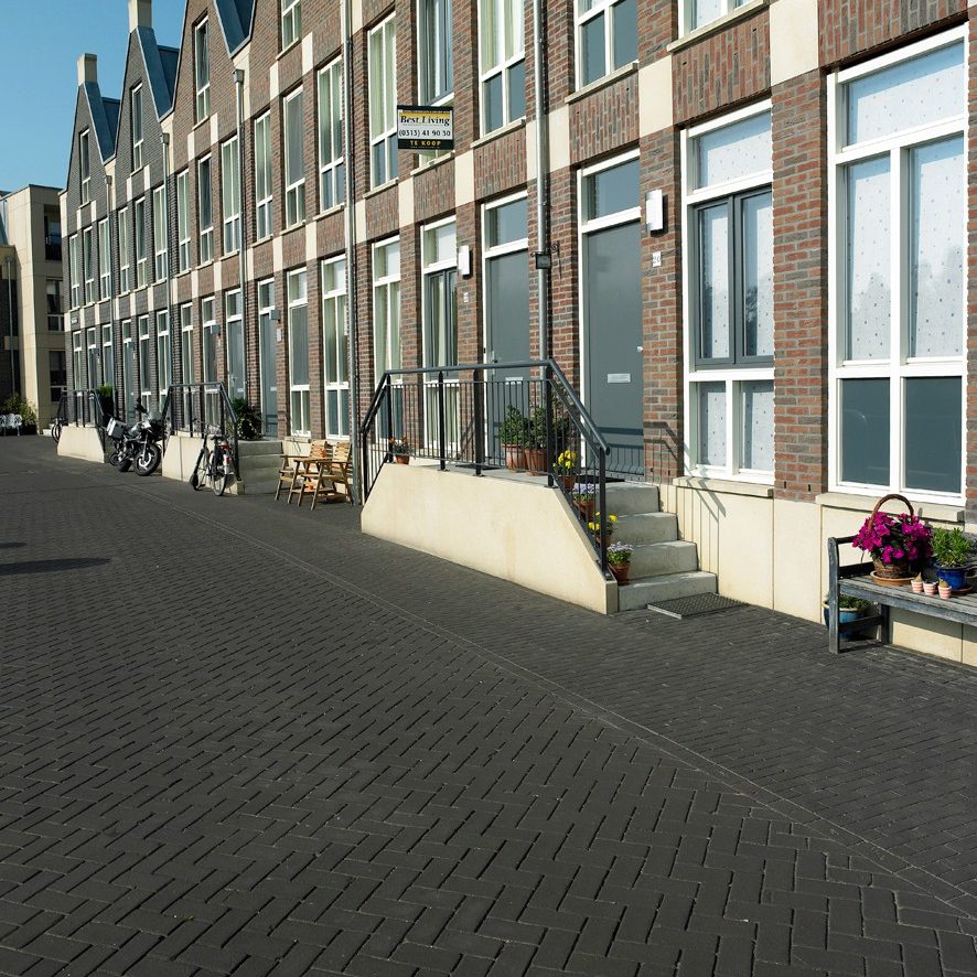 New construction street - wharf, IJsselkade, Doesburg | Pavers: Nero DF and KK70